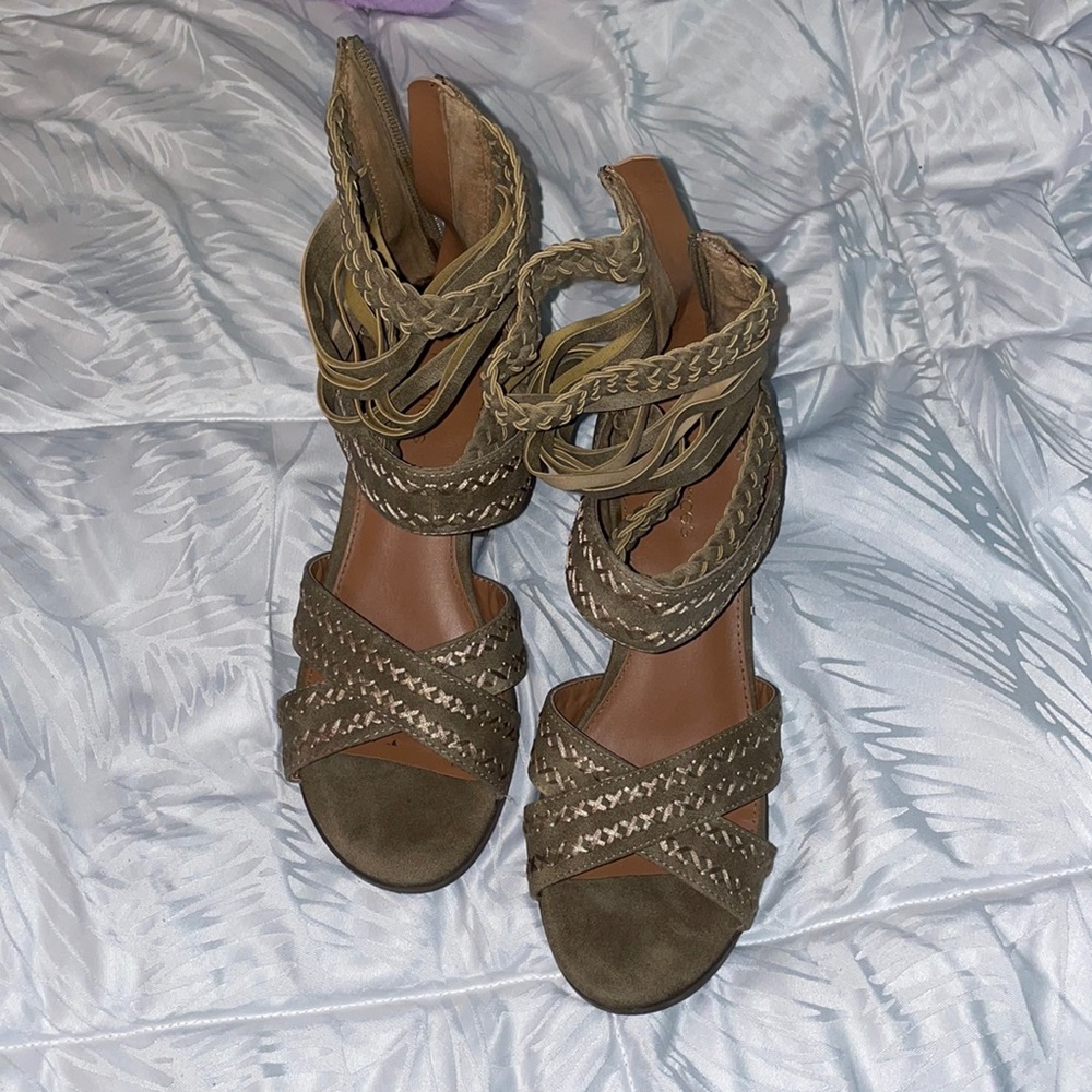 Size 7 trendy sandals